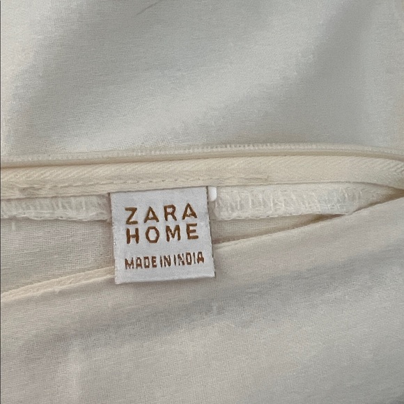 Zara Home Scalloped Pillow Covers - Picture 8 of 8